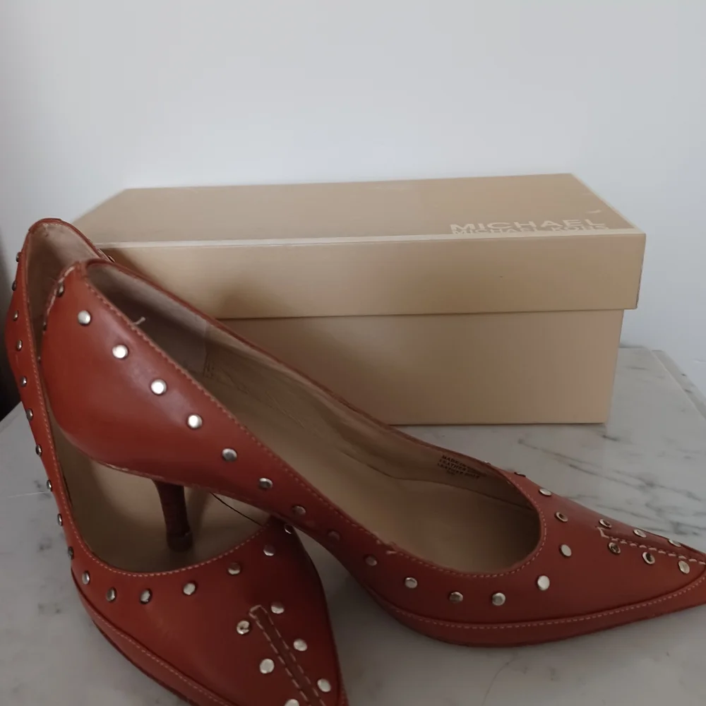 Michael Kors "Astor Pump" leather shoes - Picture 9 of 16